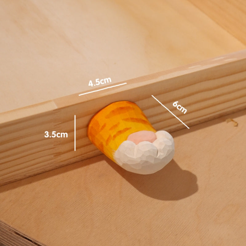 Dimensions of a handcrafted wooden cat’s claw handle displayed on a wooden surface with measurements indicated.